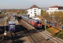 VT 63 der BOB verl�sst Ravensburg nach einem kurzen Halt, w�hrend der AEG Showtrain auf Gleis 1 steht, 29.10.10