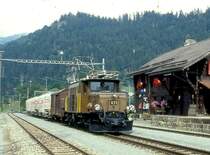 RhB G�TERZUG 5238 von Disentis nach Landquart am 27.08.1997 Ausfahrt Rueun mit E-Lok Ge 6/6I 411 - Gbkv 5561 - Ucek 8063 - Uce 8045 - Ucek 8064 - Uce 8033 - Uce 8013 - Uce 8043. Hinweis: Lok nach Unfall 09.02.2000a - zur Zeit ausgestellt Deutsches Museum M�nchen