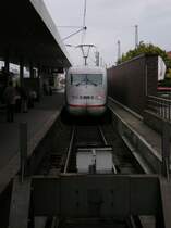 ICE 688 hat Hamburg-Altona erreicht. Dieser Zug f�hrt leer zum ICE-Werk nach HH-Eidelstedt wo er gereinigt wird.

Hamburg-Altona, 22.10.2005