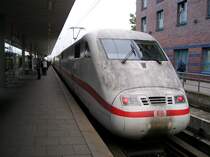 ICE 577 nach Stuttgart steht zur Abfahrt bereit im Bf Hamburg-Altona. Wusste nicht dass ICE's eigentlich schwarz sind?!

Hamburg-Altona, 22.10.2005