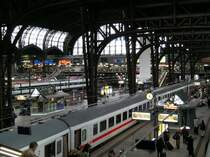 Hamburg Hbf. Im Vordergrund steht IC 2373 nach Karslruhe, im Hintergrund kann man noch den EC nach Kopenhagen sehen. 

Hamburg Hbf, 22.10.2005