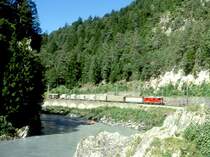 RhB G�TERZUG 5238 von Disentis nach Landquart am 01.09.1997 bei Hochwassermarke zwischen Trin und Reichenau mit E-Lok Ge 4/4II 619 - Haikv 5121 - Haiqy 5172 - Gbkv 5517 - Uce 8035 - Uce 8082 - Uce 8090 - UceK 8066 - Gbkv 5546. Hinweis: ganz selten erwischt man gleichzeitig ein Rafting-Boot im schnellflie�enden Vorderrhein
