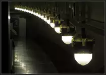 Vorratsbau -

Ungenutzer Bahnsteigbereich des U-Bahnhofes Rathaus Spandau. Dieser Bahnhof wurde viergleisig gebaut, da hier die verlängerte U2 von Ruhleben her kommend die U7 kreuzen sollte. Groß- und Kleinprofilzüge hätten hier an den selben Bahnsteigen gegenüber gehalten. Die U2 hätte die Außengleise befahren sollen. Diese Bahnsteigteile sind heute abgesperrt. 

20.08.2010 (J)