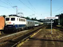 Heute drei Farbvariante der Knallfrosch aus die bunte DB-Zeit. Hier ist die 141 411-9 mit die aus drei (!) verschiedene Wagens bestehende RE 3024 Uelzen-Bad Bentheim auf Bahnhof Salzbergen zu sehen am 09-08-1995. Bild und scan: Date Jan de Vries.