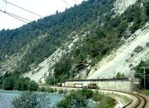 RhB G�TERZUG 5238 von Disentis nach Landquart am 03.09.1997 in der RUINAULTA kurz vor Trin mit E-Lok Ge 6/6I 414 - Uace 7993 - Haikv 5102 - Haiqy 5171 - Uce 8012 - Uce 8072 - Gbkv 5574. Hinweis: Blick auf Wuhrenverbauung und Steinschlagschutzmauer.
