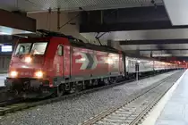 Die 185 587-3 der HGK steht ebenfalls mit einem Sonderzug in D�sseldorf HBF am 31.10.2010
