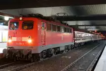Die 110 200-3 steht mit dem n�chsten (historischen) Sonderzug in D�sseldorf HBF am 31.10.2010