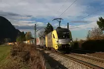 182 511 und die neu beklebte 529 mit einem KLV Zugam 31.10.2010 bei Niederaudorf.