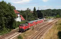 P�nktlich verl�sst die Ulmer 218 409 am 01. August 2010 mit herrlichem TB 11-Sound und dem IRE 4227 von Stuttgart nach Lindau am Haken den Bahnhof von Bad Schussenried um in K�rze Aulendorf zu erreichen.