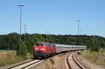 In voller Fahrt eilen 218 432 und 218 494, beide beheimatet bei der RAB Ulm, mit dem versp�teten IC 119 von M�nster nach Innsbruck durch den Bahnhof von Bad Schussenried. Die Aufnahme entstand am 01. August 2010.