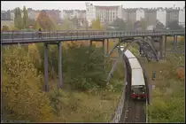 Eine Garnitur der Baureihe 480 auf der S8 nach Hohen Neuendorf unterquert den Schwedter Steg (gesehen Berlin Gesundbrunnen, Behmbr�cke 02.11.2010)