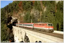 BR 1142, auf einem Schnellzug mittlerweile schon fast was Besonderes! Das Foto zeigt 1142.614 mit OIC 250 Richtung Wien Meidling. Krauselklause-Viadukt bei Breitenstein, 30.10.2010