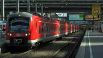 N�chste Station am 19.10. war am M�nchener Hbf., wo ich bei interessanten Lichtverh�ltnissen 440 025-4 ablichten konnte. Er wartet mit einem weiteren TW auf die Abfahrt nach Ulm und Treuchtlingen. Mich pers�nlich hat er bei einer ausgiebigen Mitfahrt sehr angenehm �berrascht. Die Laufruhe ist wunderbar, die Innenger�usche sind minimal und Platz war auf den guten Sitzen auch, wobei in der M�ncherner Hauptverkehrszeit durchaus eng werden kann.

