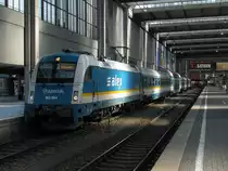 183 004 als Tr�ger meines Namens geh�rte nat�rlich auch fotografiert am 19.10. im M�nchener Hbf. Die Garnituren der  Alex -Z�ge sind aber auch lustig mit den Dostos in der Mitte.