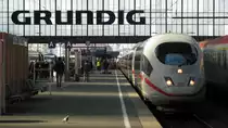 Taube meets Grundig meets ICE 3. So ist das am M�nchener Hbf. Es f�hrt ein ICE aus M�nster Hbf. und verspricht ein Ende der Ruhe an diesem Bahnsteig, denn aus ihm werden wie aus jedem ICE, der in M�nchen ankommt, viele viele Menschen den Bahnhof bev�lkern und einen gro�en  Aufruhr  schaffen. Gesehen am 19.10.