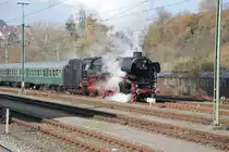 BR 01 1066 rangiert Ihren Zug durch den Bahnhof von Rottweil, um anschliessend eine Parallelfahrt mit BR 64 419 zu gestalten. Foto stammt vom 1.11.2010.