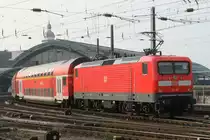 112 163 schiebt am 18.10.2010 einen Regionalzug in den K�lner Hauptbahnhof.
