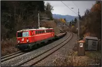 1042 007 eilt mit dem 47621 gebildet aus Flachwagen durch Aichfeld w�hrend eine C-130 Herkules des �sterreichischen Bundesheers vom Flughafen Hinterstoisser in Zeltweg startet. 02.11.2010