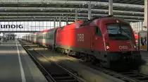 1216 021 (leider ohne Italien-Flagge) wurde noch schnell fotografiert, bevor der ICE im Hintergrund die Sicht versperrte, welcher dann aber im folgen auch ein lustiges Motiv ablieferte.

