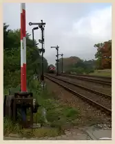 Der Bahnhof Uhyst liegt an der Kohlfurter Eisenbahn zwischen Hoyerswerda und dem Grenzbahnhof Horka.
Besonders daran ist, dass die Bahnh�fe in diesem Abschnitt bis heute ihre alte Infrastruktur aus der Zeit der Deutschen Reichsbahn behalten haben. Dazu geh�ren Formsignale, Stellwerke, handbediente Schranken und die Telegrafenmasten.
Ein G�terzug auf dem Weg nach Horka muss am 13.10.2010 die Kreuzung mit dem Triebwagen der ODEG abwarten
