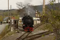 99 786 kommt am 22.10.2010 aus dem ehemaligen Schmalspur-G�terbahnhof von Cranzahl. 
