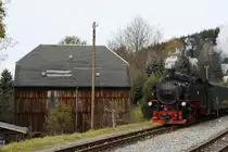 99 786 passiert am 22.10.2010 die Scheune in der Bahnhofseinfahrt von Neudorf. 

