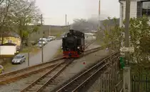 99 786 passiert am 22.10.2010 im Bahnhof Cranzahl die Kreuzung �ber das Regelspurgleis der Zschopautalbahn. 

