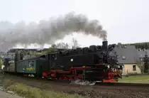 99 786 hat des 22.10.2010 den Bahnhof Neudorf in Richtung Oberwiesenthal verlassen. 

