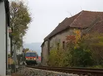 Eine der letzten M�glichkeiten f�r Aufnahmen der Wachauerbahn bietet noch dieser Herbst, da ab 2011 auch die Einstellung dieser Bahnstrecke bevorsteht! Hier 5047 029-3 als R 6118 nach Spitz/Donau bei der Ortsdurchfahrt in Wei�enkirchen. 30.10.10