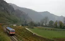 Eine der letzten M�glichkeiten f�r Aufnahmen der Wachauerbahn bietet noch dieser Herbst, da ab 2011 auch die Einstellung dieser Bahnstrecke bevorsteht! Hier 5047 029-3 am 30.Oktober 2010 in den Weinbergen zwischen D�rnstein und Wei�enkirchen. 