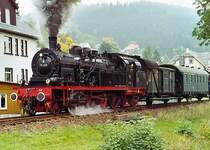 BR 78 am 3.10.2005 mit einem Traditionszug bei der Ortsdurchfahrt Manebach Richtung St�tzerbach kurz hinter dem Bahnhof