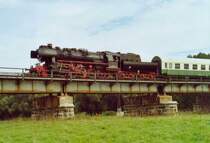 BR 52 8079 am 1.10.2005 mit einem Sonderzug von Nossen zur Leipziger Hobby-Messe, aufgenommen auf der Muldenbr�cke in K�ssern