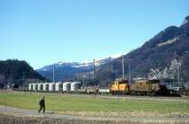 RhB G�TERZUG 5238 von Disentis nach Landquart am 27.02.1998 zwischen Emser Werk und Domat/Ems mit E-Lok Ge 6/6I 411 - Ge 2/4 212 geschleppt - Kkw - Kkw - Kkw -Uce 8093 - Uce 8023 - Uce 8004 - Uce 8094 - FO Uce - FO Uce - FO Uce - FO Uce - FO Kkp - FO Kkp - FO Kkp - FO Kkp - FO Kkp - Gbkv 5574. Hinweis: Lok nach Unfall 09.02.2000a - zur Zeit ausgestellt Deutsches Museum M�nchen
