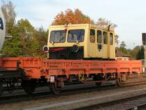 Motorbahnwagen SKI X 626.14 (Bhf. RIED i.I.)
auf  Materialwage 40 81 9415 234-9 am Weg nach W�RTH.
(gesehen Bhf. RIED 2005-10-24)