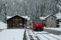 Glacier Express Jubileums-lok 651 f�hrt ein bereits Winterlich Bahnhof Preda ein. 03.10.05
