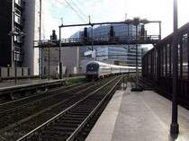 Am 3.Oktober hat ein InterRegio aus Frankfurt/Main Einfahrt in den Berliner Bahnhof Zoo.