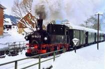 BR 99 1542 auf dem Weg Richtung J�hstadt vorbei an der neuen Ger�tehalle der Pressbahn. Februar 2005