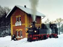 BR 99 1542 vor dem markanten Wasserh�uschen in Steinbach. Auf Anfrage der Fotografen machte der Lokf�hrer sogar extra noch das Licht an der Lok an. Februar 2005