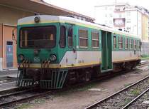 Triebwagen ADe 93 der FdS (Ferrovie della Sardegna, Meterspurbahnen) am 18.10.2005 im Bahnhof Macomer FdS. Von hier aus fahren ganzj�hrig Z�ge nach Nuoro und in der Sommersaison Touristen- und Dampfmuseumsz�ge nach Bosa.