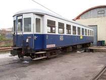 Personenwagen 2.Klasse 15030 0432 943 7 der FdS abgestellt auf einer Mini-Drehscheibe am 18.10.2005 im Bahnhof Macomer FdS. Die Drehscheibe ist vermutlich noch in Betrieb, sie wird zum Wenden der kleinen 1C-Dampflok ben�tigt.