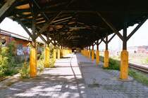 Umschlag-rampe des alten stillgelegten G�ter-Bhfs,
Links die G�terhalle, dazwischen 2 Rampengleise zugewuchert...