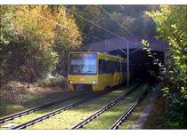 . Tunnelportal im Grünen -

Der Tunnel Botnanger Sattel, eröffnet 1994, unterquert einen Höhenzug zwischen dem Stuttgarter Westen und dem Stadtteil Botnang. Hier die Tunnelausfahrt auf Botnanger Seite an der Haltestelle Lindpaintnerstraße. 

27.10.2005 (M)