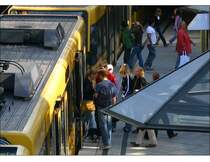 . Alltag in Stuttgart-Weilimdorf -

Fahrgastwechsel am Weilimdorfer Löwenmarkt. 

27.10.2005 (M)