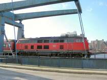 218 256 auf der Hubbr�cke �ber den Husumer Hafen. Die Lok schiebt einen RB in Richtung Heide (-Hamburg) und erreicht gleich den Husumer Bahnhof.