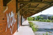  Lkw seitige ansicht der verladerampe.
 Intressant die 2 verschiedene Dachkonstucktionen am G�terschuppen!
 Auch hier wuchert die Natur......
 K�nnte noch Detailbilder Schuppen , Rampe und Dachkonstrucktion bei bedarf einstellen........