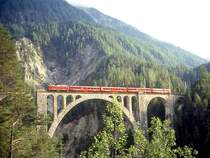 RhB NEUPENDELZUG 165 von Davos Platz nach Filisur am 31.08.1996 auf Wiesener Viadukt mit Steuerwagen BDt 1731 - B 2329 - B 2333 - AB 1517 - Ge 4/4I 607. 
