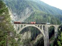 RhB EXTRAZUG f�r RH�TIA TOURS 3366 von Pontresina nach Davos Platz am 30.08.1996 auf Wiesener Viadukt mit E-Lok Ge 4/6 353 - B 2245 - D� 4054 - B� 2060 - A� 1102 - Xk 9398. 

