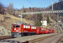 RhB REGIONALZUG 170 von Filisur nach Davos Platz am 02.03.1998 in Filisur mit E-Lok Ge 6/6II 704 - B 2351 - B 2358 - AB 1564. Hinweis: Davoser Planpendelzug mit 6-achsiger Lok war selten zu sehen!
