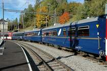 Doppelspeisewagen WR 3816/3817 neu lackiert in  Gourminoblau . Filisur 06.10.05