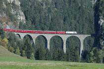 Die Ge 4/4'''(COOP) mit Schnellzug nach St. Moritz auf dem Landwasserviadukt. 09.10.05